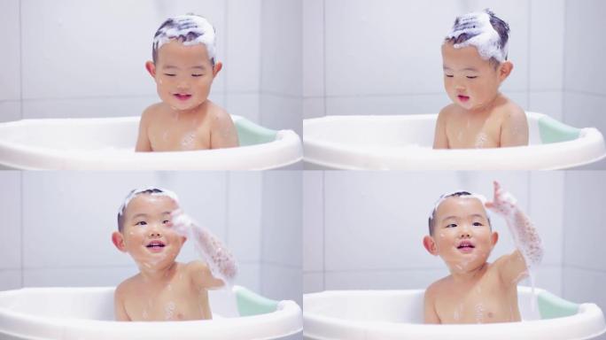 男婴正在洗澡孩子微笑幸福笑容阳光灿烂