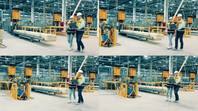 现代玻璃纤维工厂的两名工人。现代化工厂设施。