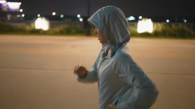 运动女人晚上锻炼跑步