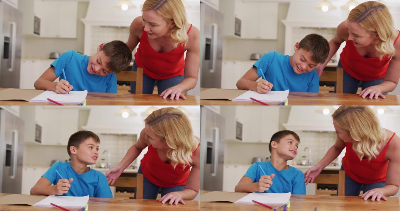 高加索母亲在家帮助儿子做作业