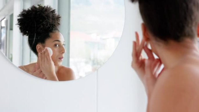 黑人妇女，用于卸妆的拭子和镜子，化妆品或浴室中的面部护肤品。非裔美国女性非洲清洁面部反射护理在家皮肤