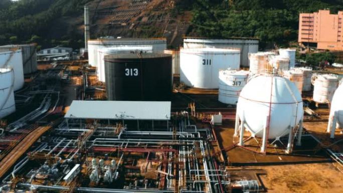 工业工程概念中石油炼油厂的鸟瞰图。油气罐行业。现代工厂