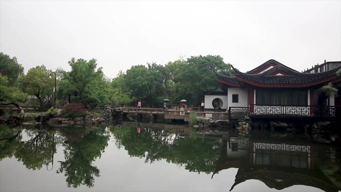 春夏雨中江南小桥流水行人