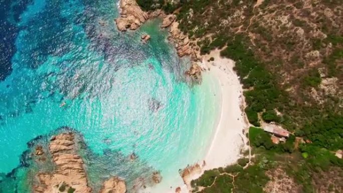 意大利撒丁岛马格达莱纳岛上的斯皮吉亚罗莎鸟瞰图。斯皮吉亚罗莎海滩