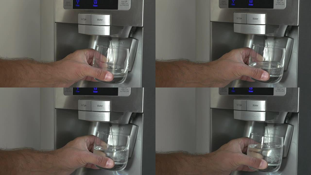 男人从冰箱里拿一杯冷水的特写镜头