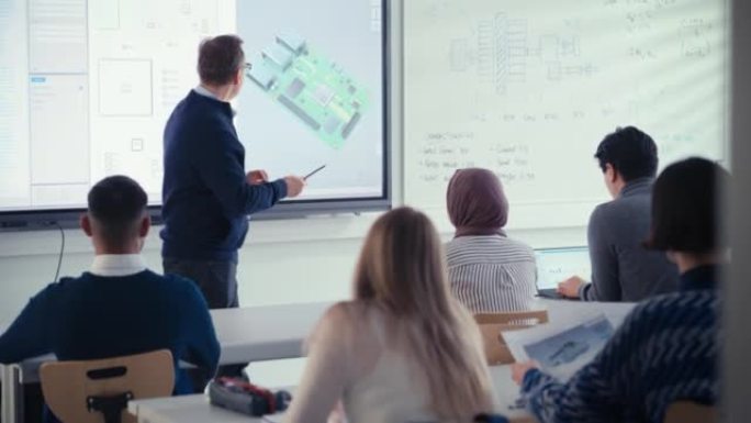 男老师站在数字交互式白板附近，在一堂关于计算机主板组件的课程中指向处理器，与一群不同的学生