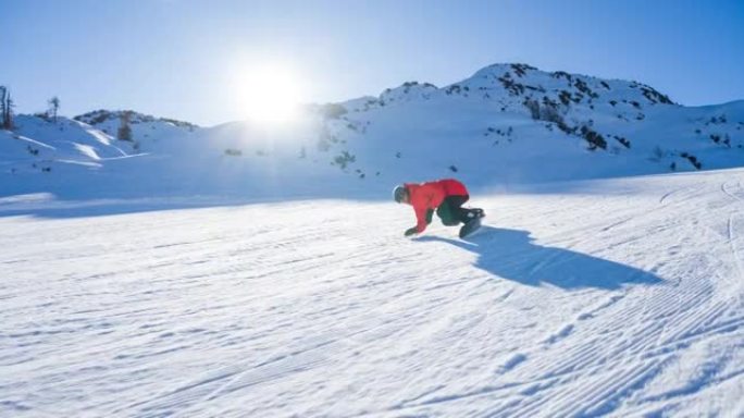 滑雪者在滑雪坡上雕刻，在背景中喷洒积雪，山脉