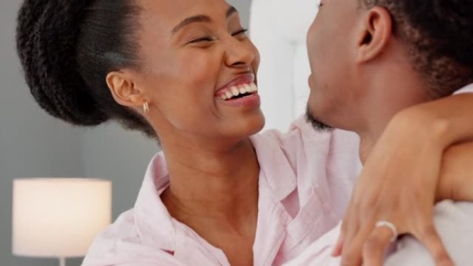 黑人夫妇，在蜜月、结婚、情人节或周年纪念日时，在卧室、房子或豪华酒店里谈情谈爱，幸福快乐。非洲男女在