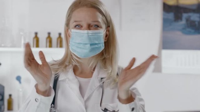 女士女医生在举行视频会议时戴上口罩