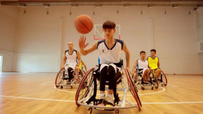 残疾人运动员在打篮球。