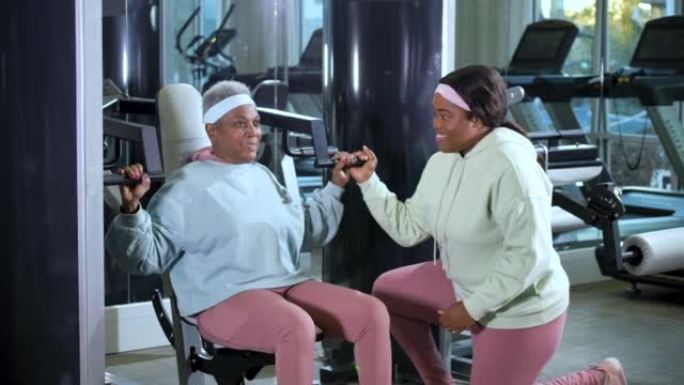 非裔美国高级女性，健身房健身教练