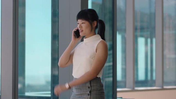亚洲女商人使用智能手机公司销售主管与客户财务顾问聊天谈判交易分享专家建议办公室有电话看着窗外