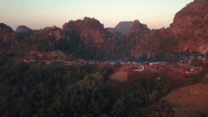 鸟瞰山，悬崖和早晨雾蒙蒙的小村庄