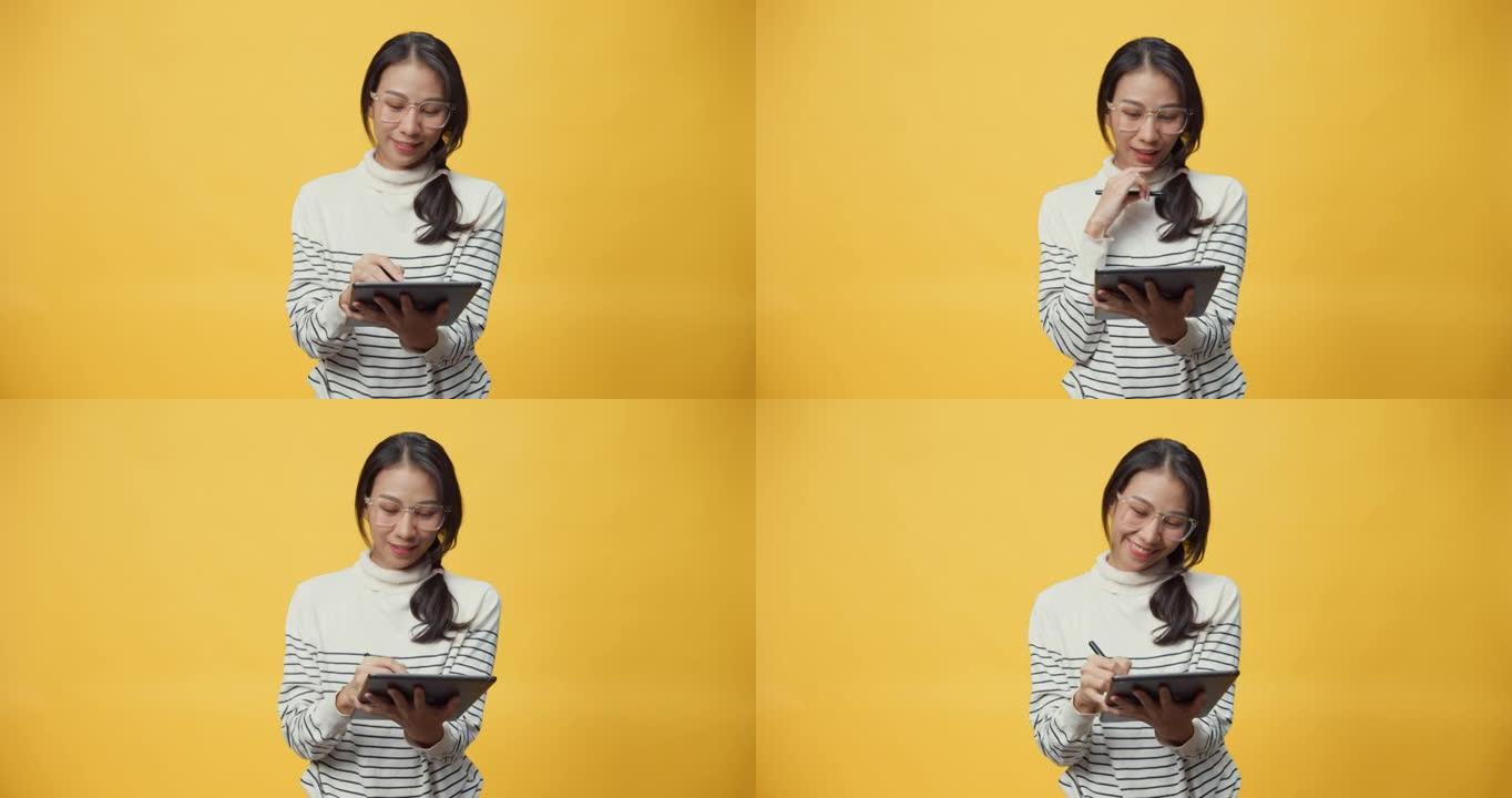 快乐迷人的亚洲学生女士拿着平板电脑，指着复印空间享受看书数字网上购物。