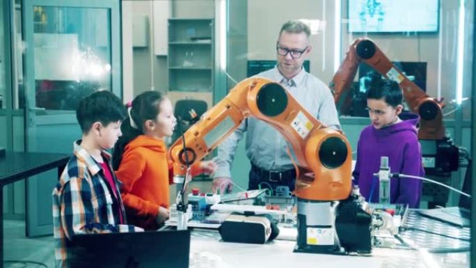 孩子们正在学习机器人科学。教育，学校科学概念。