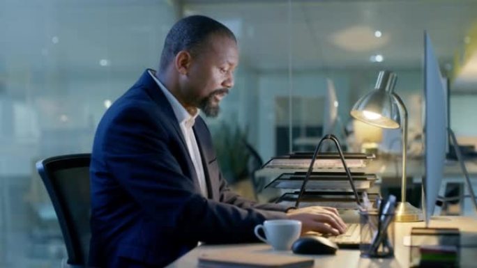经理，首席执行官和业务与一个黑人在工作中深夜在办公室的计算机上工作。目标、目标和截止日期，一个成熟的