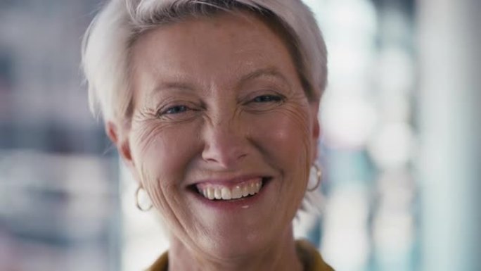 有远见、有目标、有积极心态的快乐高级商务女性的肖像。面对，微笑和老年妇女领导兴奋的创业，小企业和创造