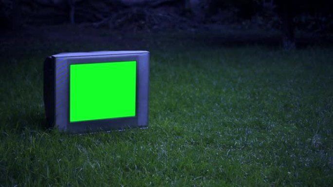 户外绿屏旧电视。夜调