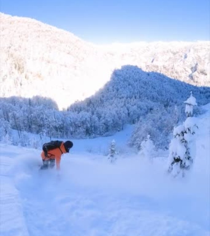 滑雪者在阳光明媚的冬日玩得很开心