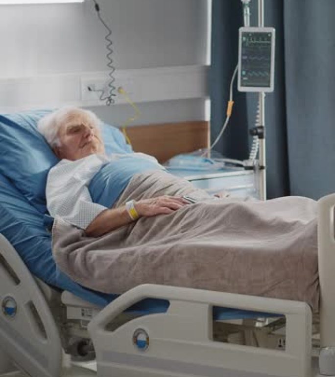 垂直屏幕。医院病房: 老人躺在床上休息，生病后完全康复并手术成功的肖像。老人想着自己的幸福生活，想起