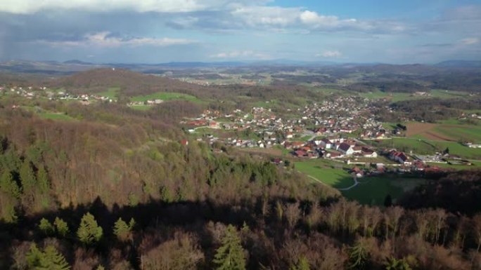 空中: 飞向安静的乡村小镇Sticna及其著名的修道院。