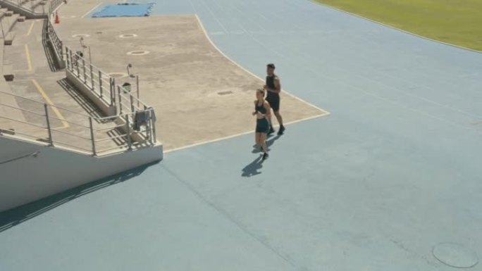 一名年轻男女跑步后走出赛道的4k视频片段