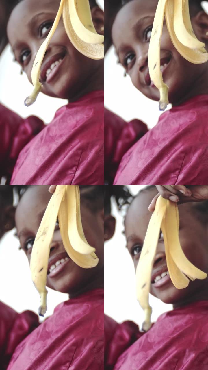 吃香蕉的双胞胎女孩/特写