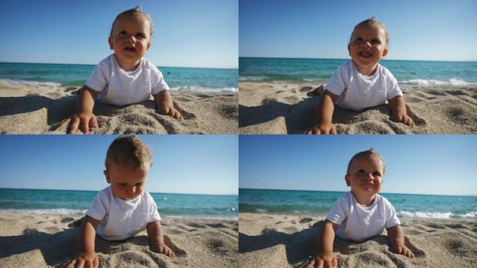 真实的快乐微笑的蹒跚学步的男婴躺在沙滩上
