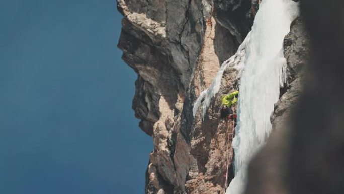 在瀑布上爬冰极限永攀高峰征服大山