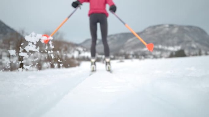 低角度，特写，dop: 无法识别的女运动员训练北欧滑雪。