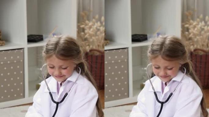 穿外套的小女孩玩医生治疗蓬松的玩具熊