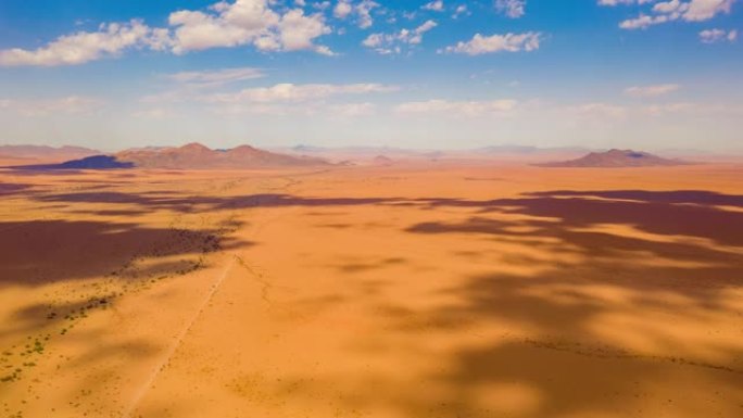 非洲纳米比亚阳光明媚的沙漠景观上的WS延时云影