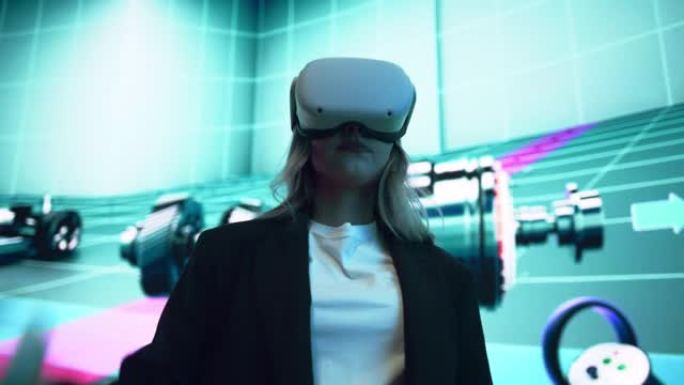 汽车工程师使用VR软件在大数字屏幕上的交互式环境中展示电动机和车辆平台。使用耳机和控制器的女工程师。