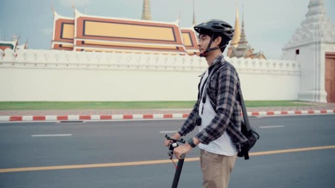年轻人带着踏板车在曼谷度假。