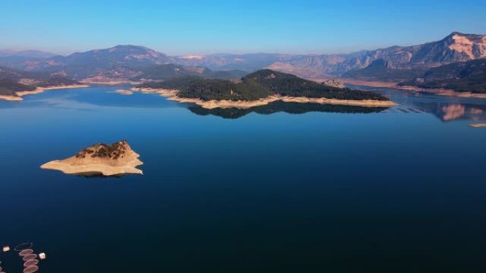 美丽的山中湖泊。天空和山在水中反射。空中射击，卡拉卡伦，布卡克，布尔杜尔，图尔基耶