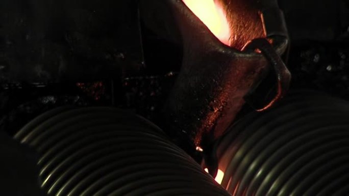 大理石制造机在大理石玻璃厂滴落熔融玻璃球。