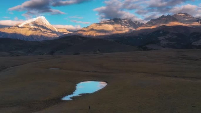 草原湿地折射雪山英姿