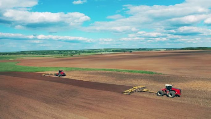 红色机器为田间播种准备土壤。
