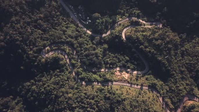 高路在山上的空中拍摄到森林的俯视图