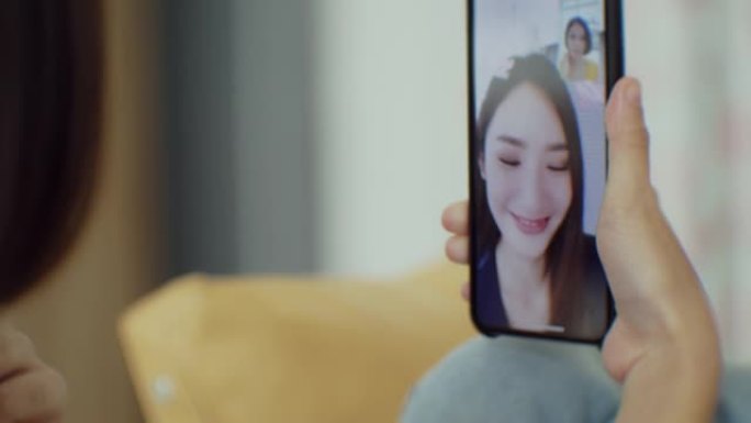 社交距离: 智能手机上的视频通话给她的朋友
