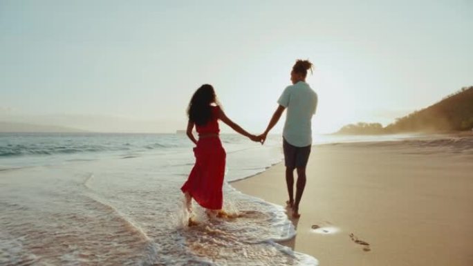 浪漫的热带假期情侣海边散步背影视频素材浪