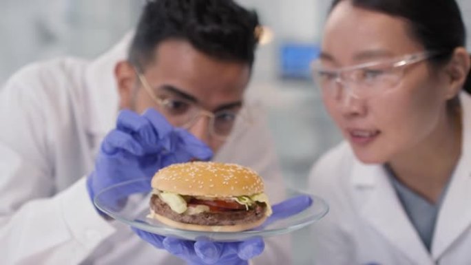 微生物学家用体外肉分析实验室汉堡