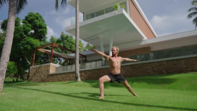 男人正在练习瑜伽健康肌肉男修身养性