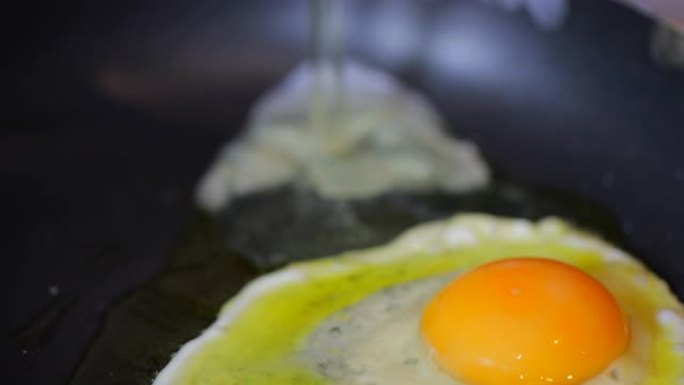 炉子上多汁的鸡蛋煎蛋美食炒鸡蛋
