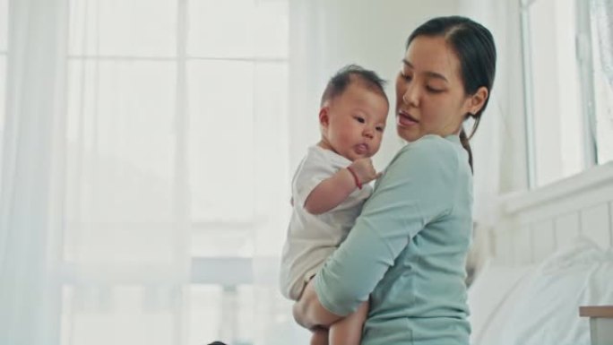 年轻的亚洲妈妈和婴儿在客厅