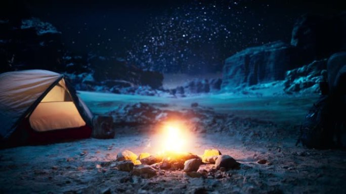 人们晚上在峡谷露营，准备在帐篷里睡觉。篝火慢慢燃烧。令人惊叹的自然景观，奇妙明亮的银河系星星照耀着群