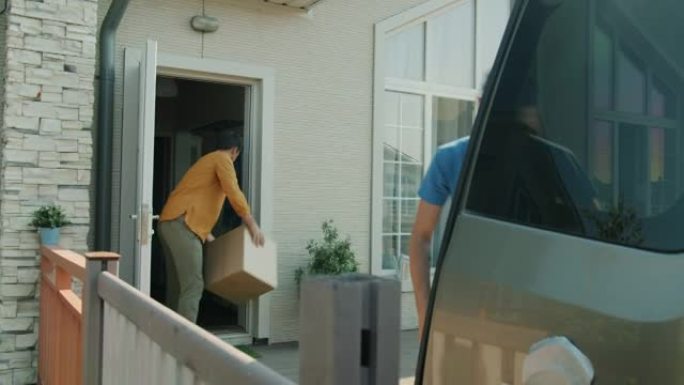 送货员向男性客户扔沉重的箱子运送货物并观察社交距离