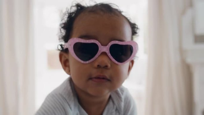 有趣的婴儿戴着太阳镜快乐的蹒跚学步的孩子玩得开心可爱的婴儿在家里享受愚蠢的幽默4k