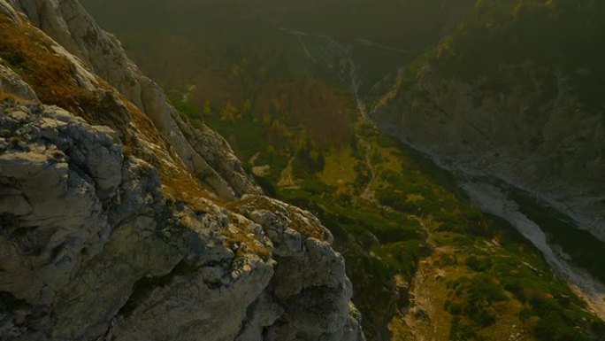 空中: 山谷上方的大垂直岩壁