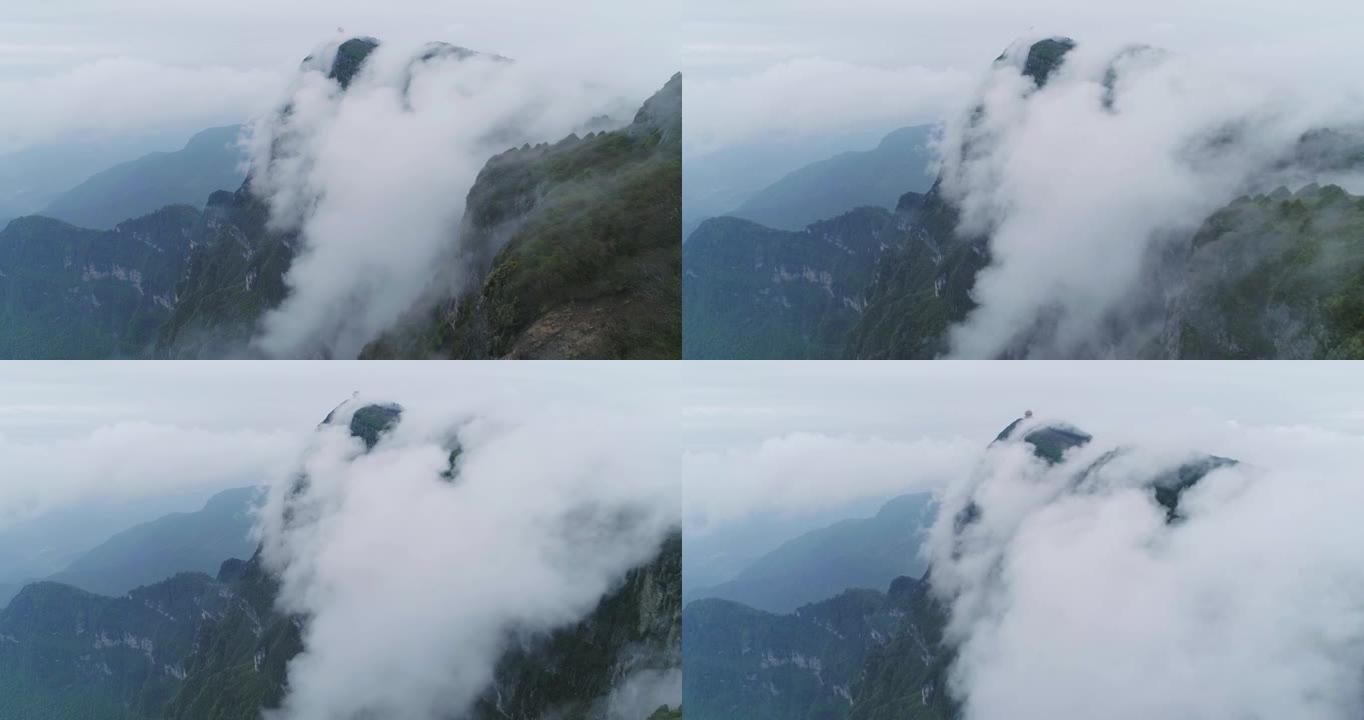 晨雾中的峨眉金顶山顶风景雾气缭绕